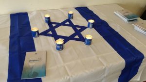 נרות דולקים על דגל ישראל