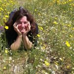 תמונה של נילי אלדר בשדה פרחים