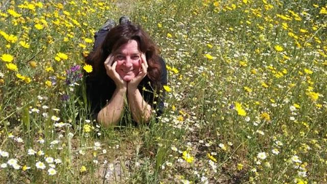 תמונה של נילי אלדר בשדה פרחים