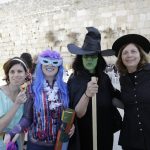 רויטל עם כמה מנשות הכותל בפורים בירושלים